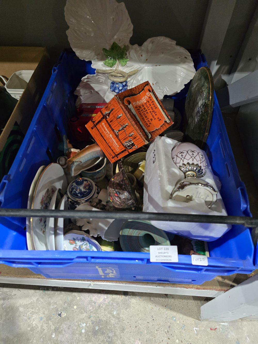 Lot 220: 1 X BOX CONTAINING POTTERY WARE ITEMS