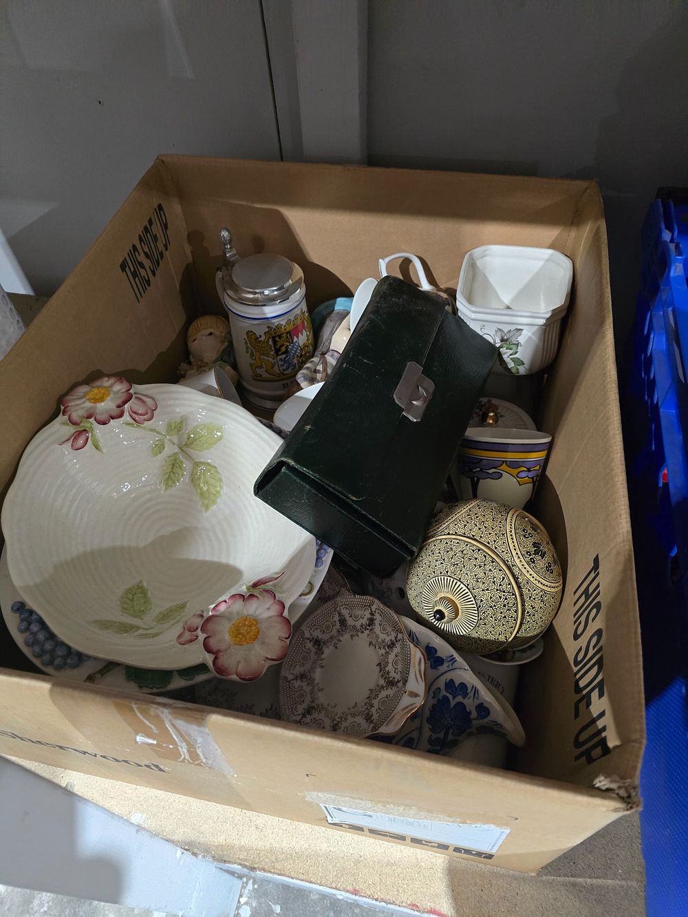 Lot 221: 1 X BOX CONTAINING POTTERY WARE WITH TRAVELL...