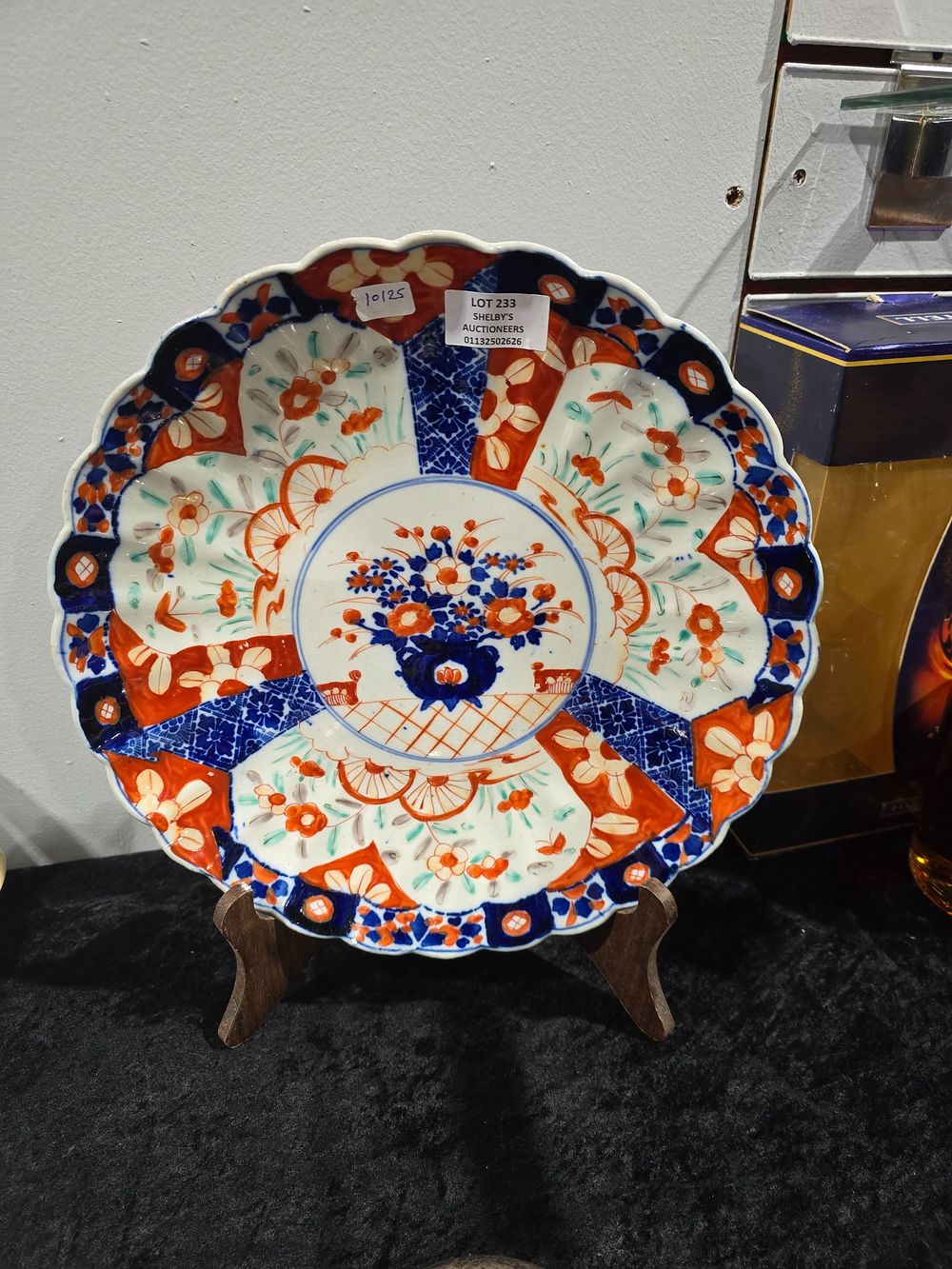 Lot 233: 1 X IMARI POTTERY CHARGER