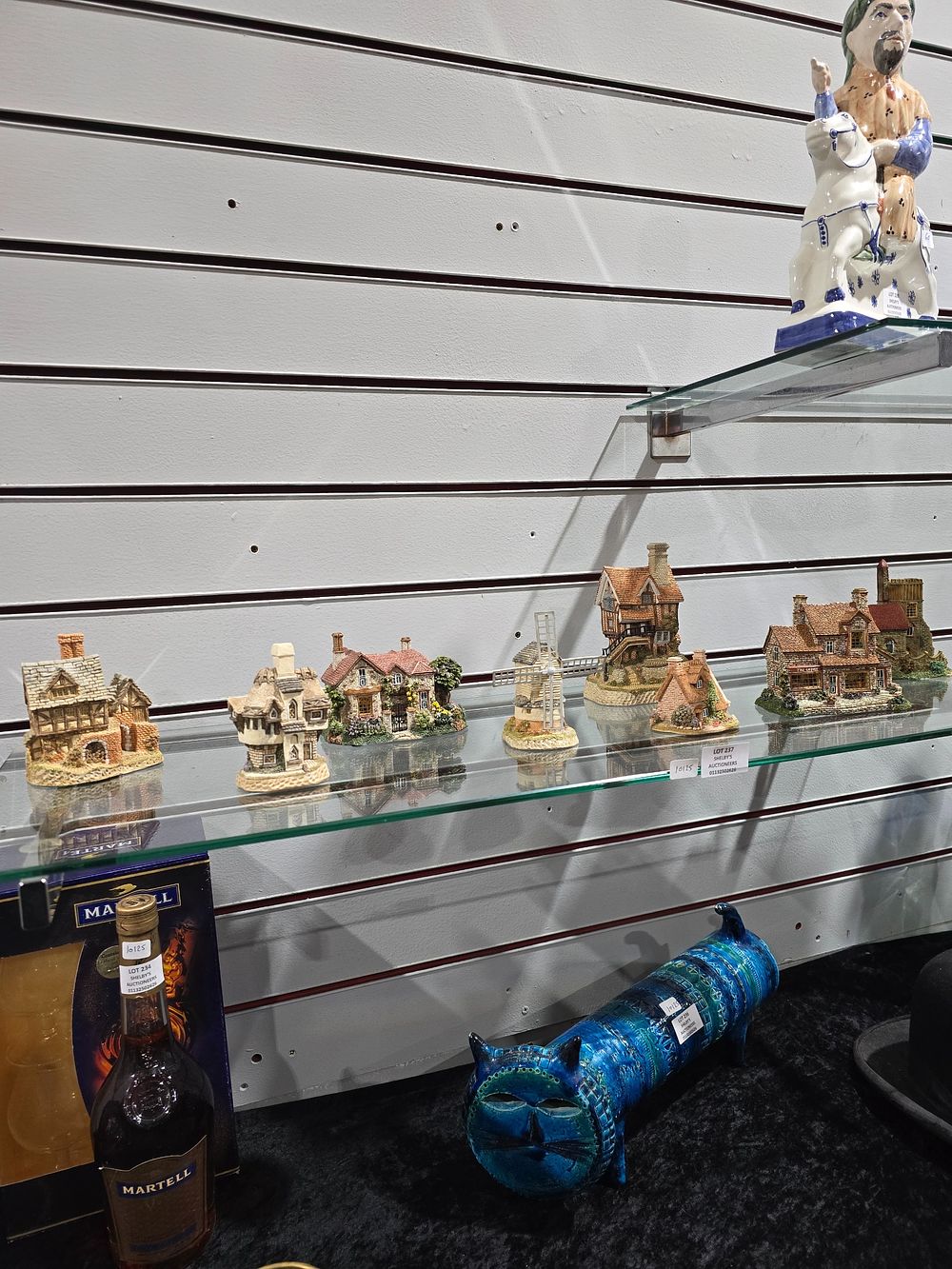 Lot 237: 8 X PIECES OF LILPUT LANE POTTERY WARE...