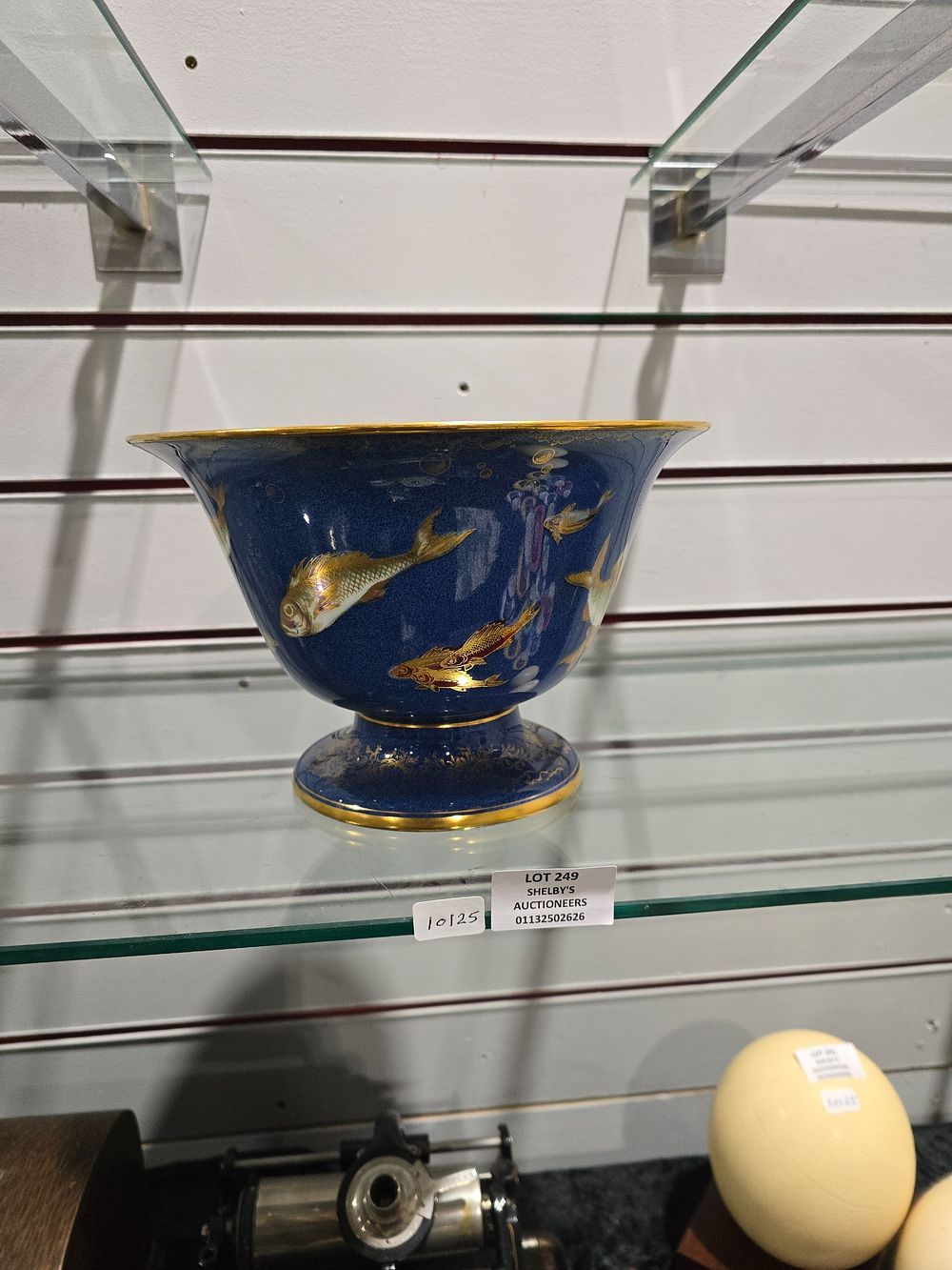 Lot 249: 1 X LARGE WEDGEWOOD POTTERY BOWL FISH PATTERN