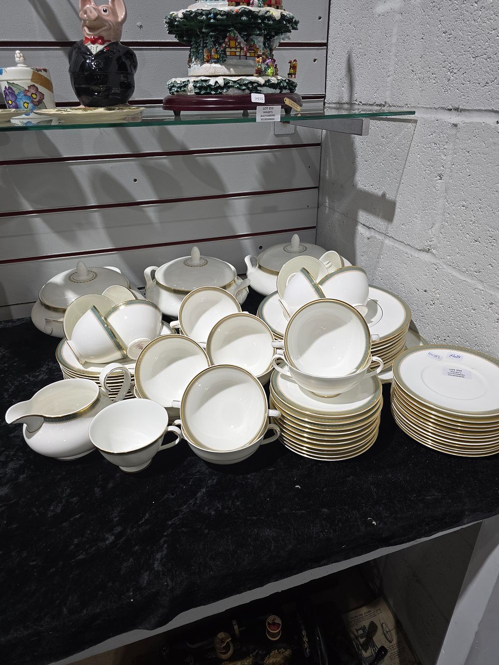 Lot 254: LARGE AMOUNT OF ROYAL DOULTON CLARENDON DINNER AND...