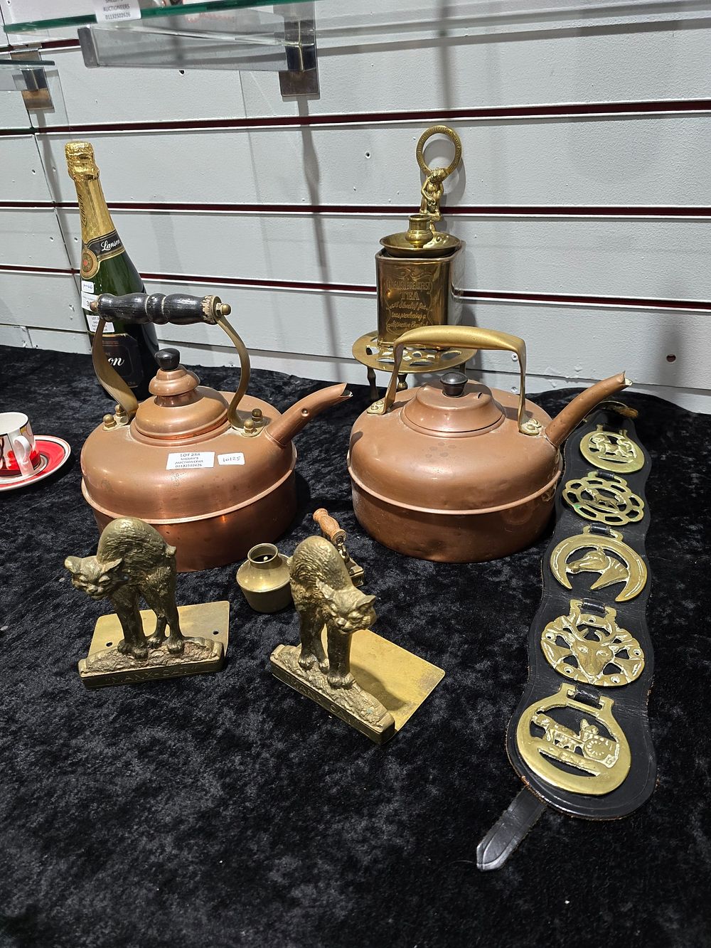 Lot 258: SELECTION OF BRASS AND COPPER WARE ITEMS