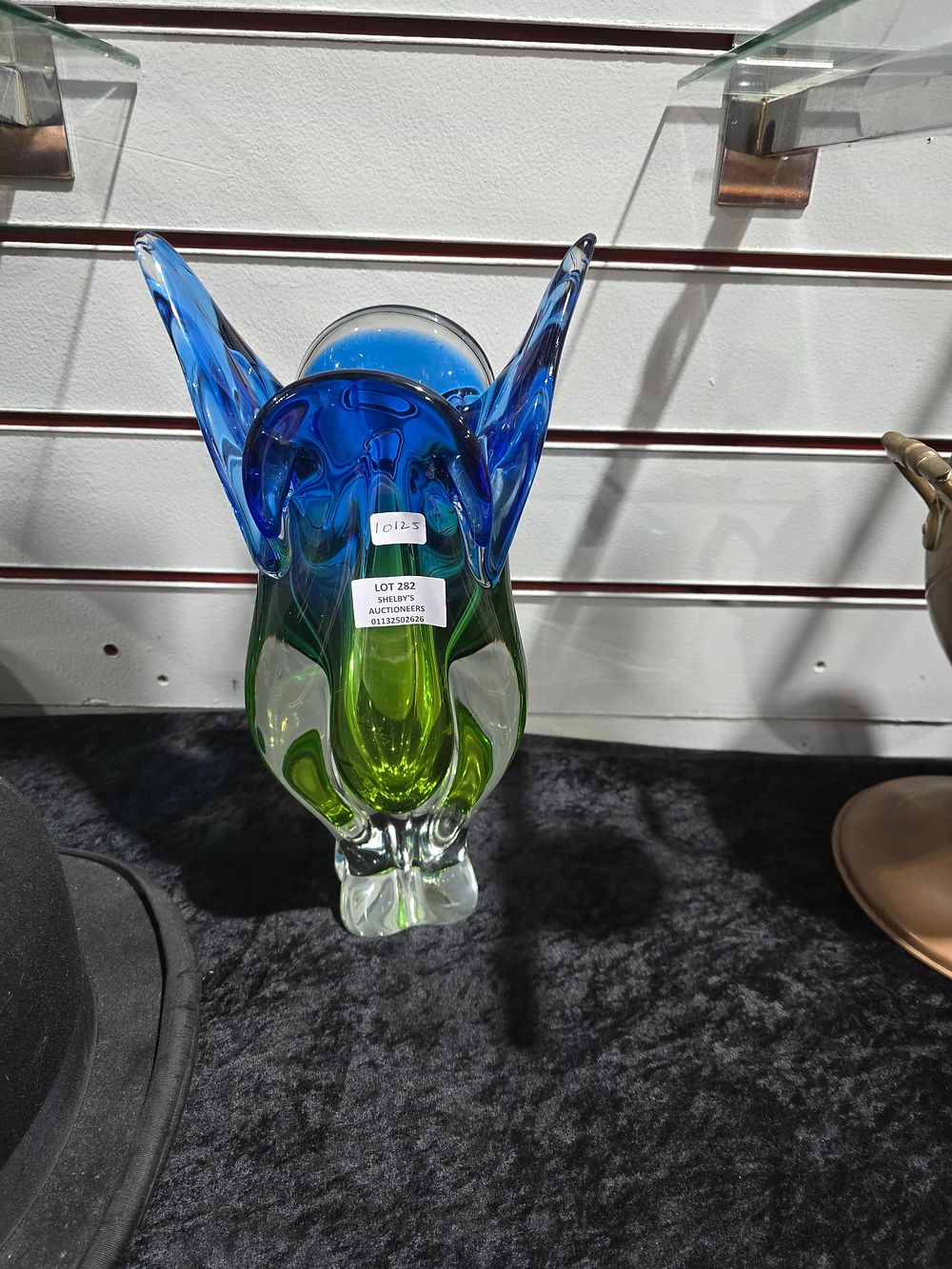 Lot 282: 1 X 1960S GLASS VASE
