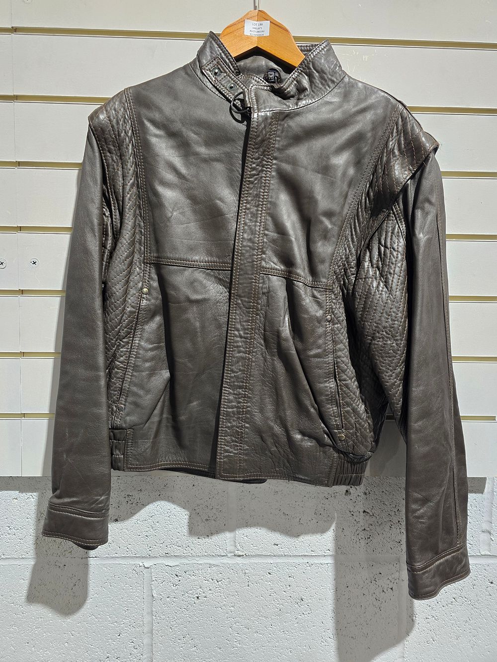 Lot 199: 1 x brown leather vitage jacket size med