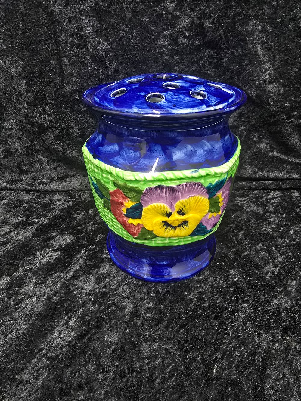 Lot 152: ringtons large pottery table posy