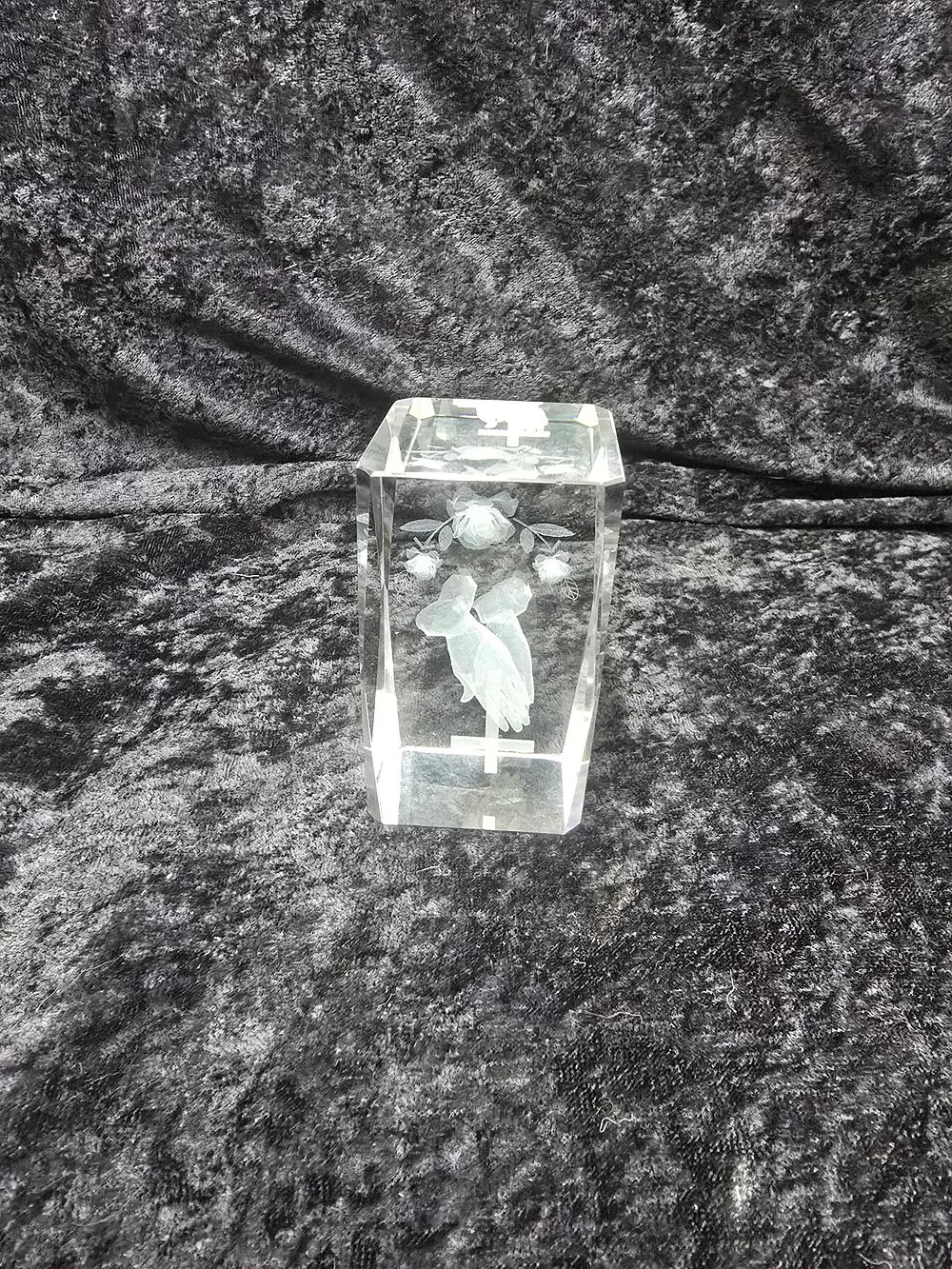 Lot 165: glass crystal hands parying design paper weight