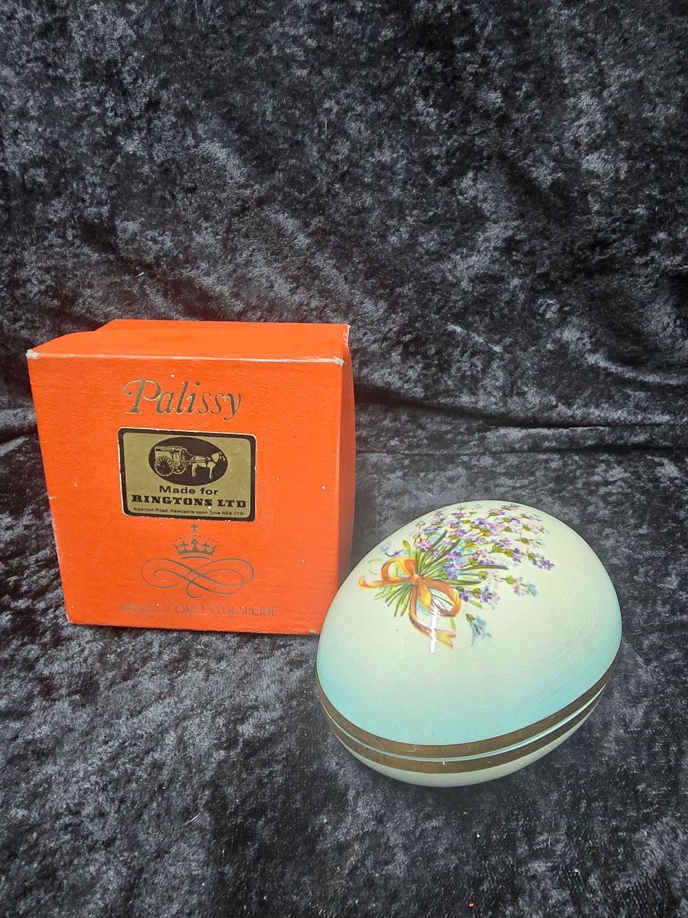 Lot 168: ringtons palissy potter egg trinket