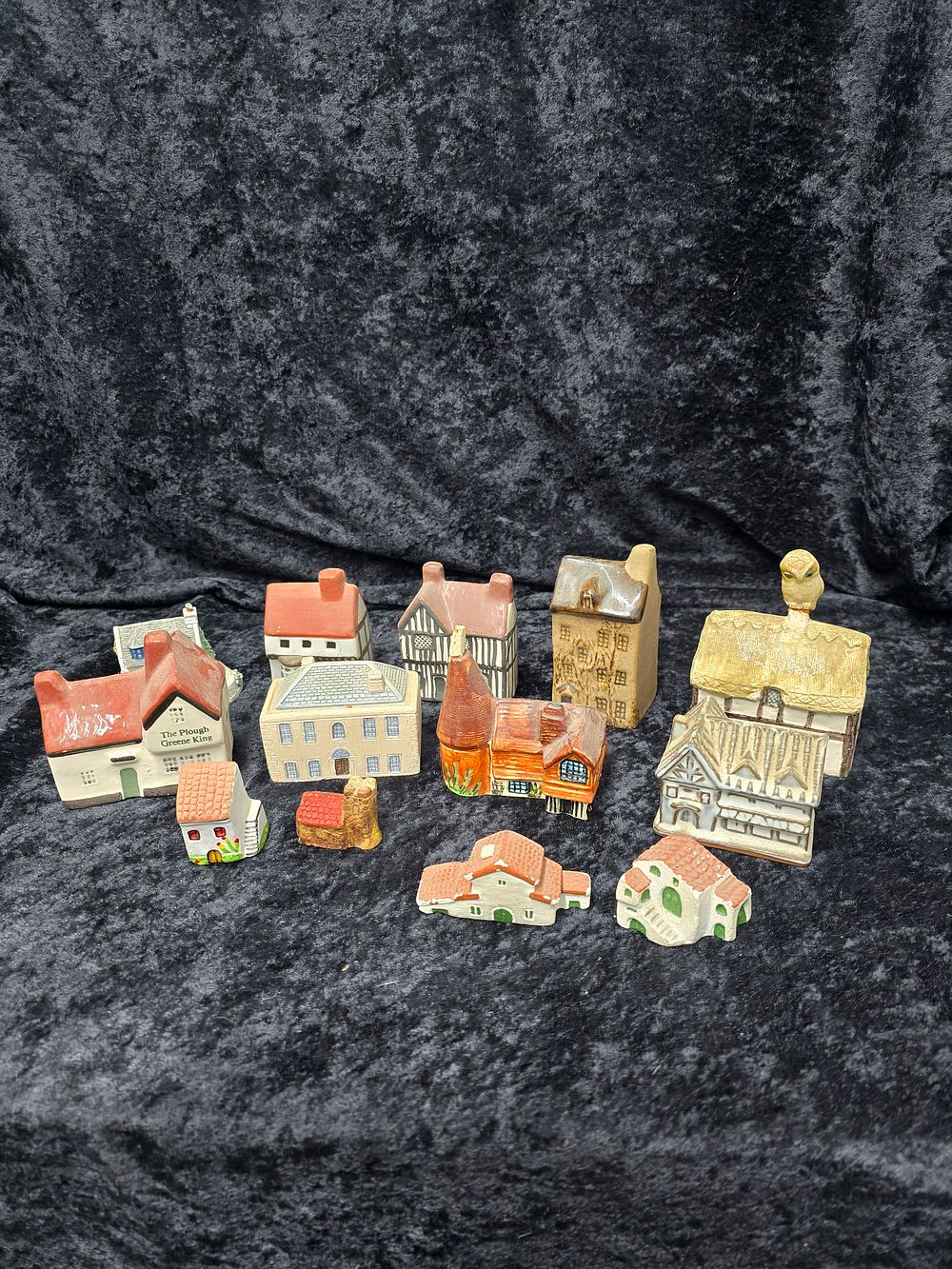 Lot 177: selection of various pottery cottages