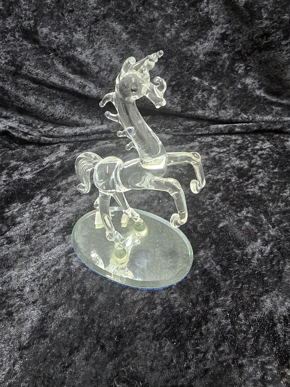Lot 180: small glass unicorn figurine