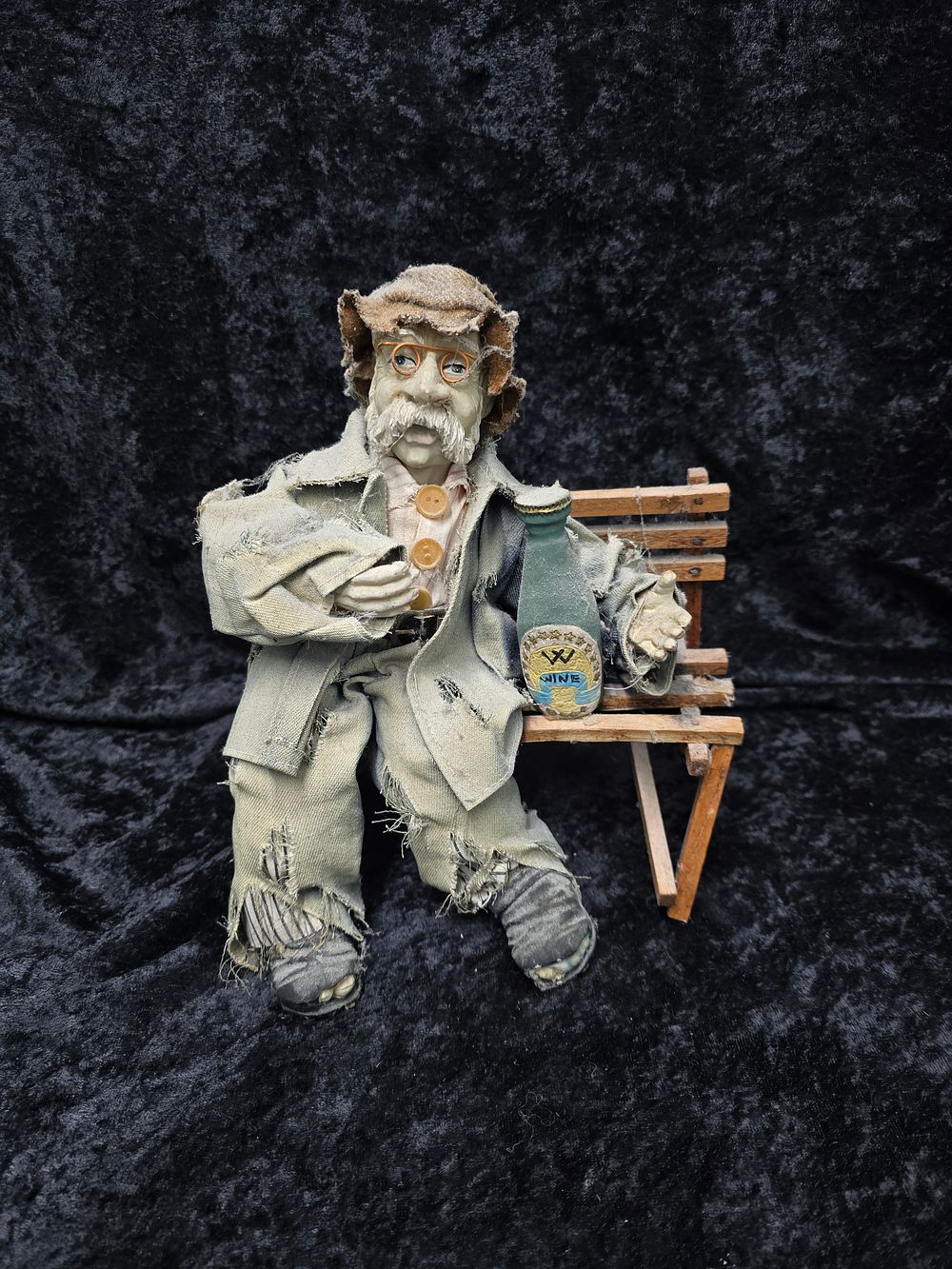 Lot 186: 1 x tramp on bench figurine