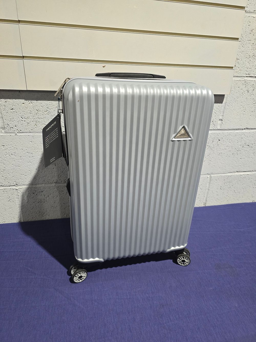 Lot 204: new grey suit case by triforce 21 inches