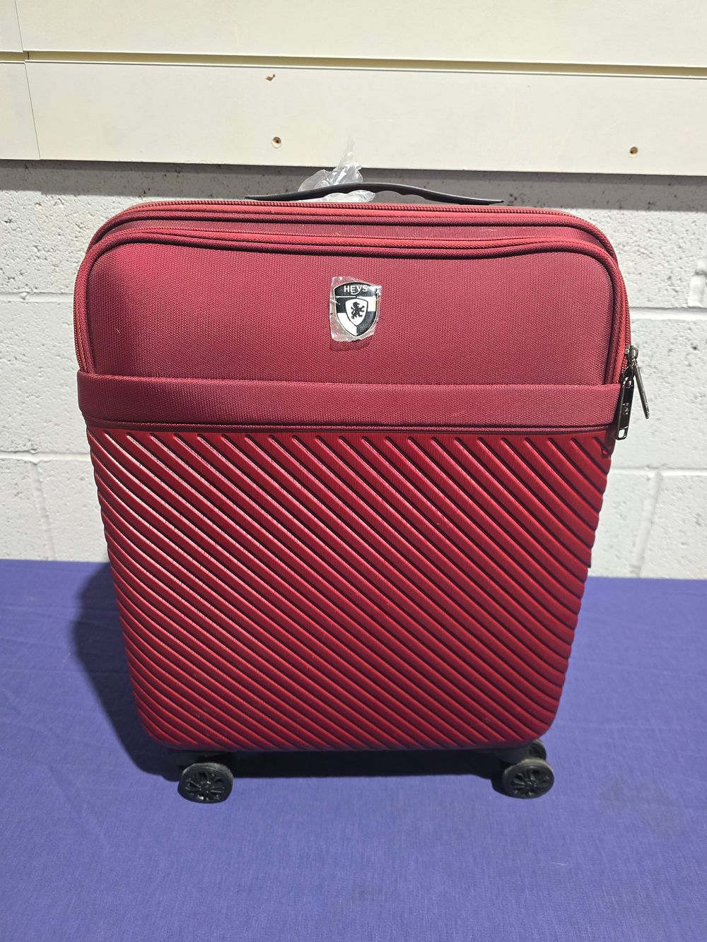 Lot 205: hey carry on suitcase new