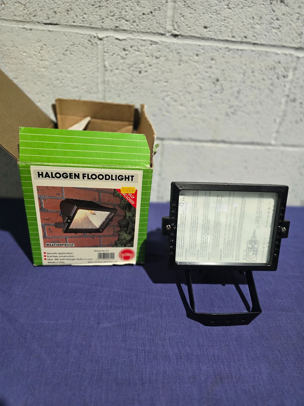 Lot 213: ring new in box hlaogen flood light