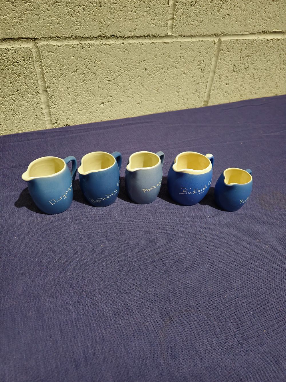 Lot 236: selection og mountain abbot pottery ware items