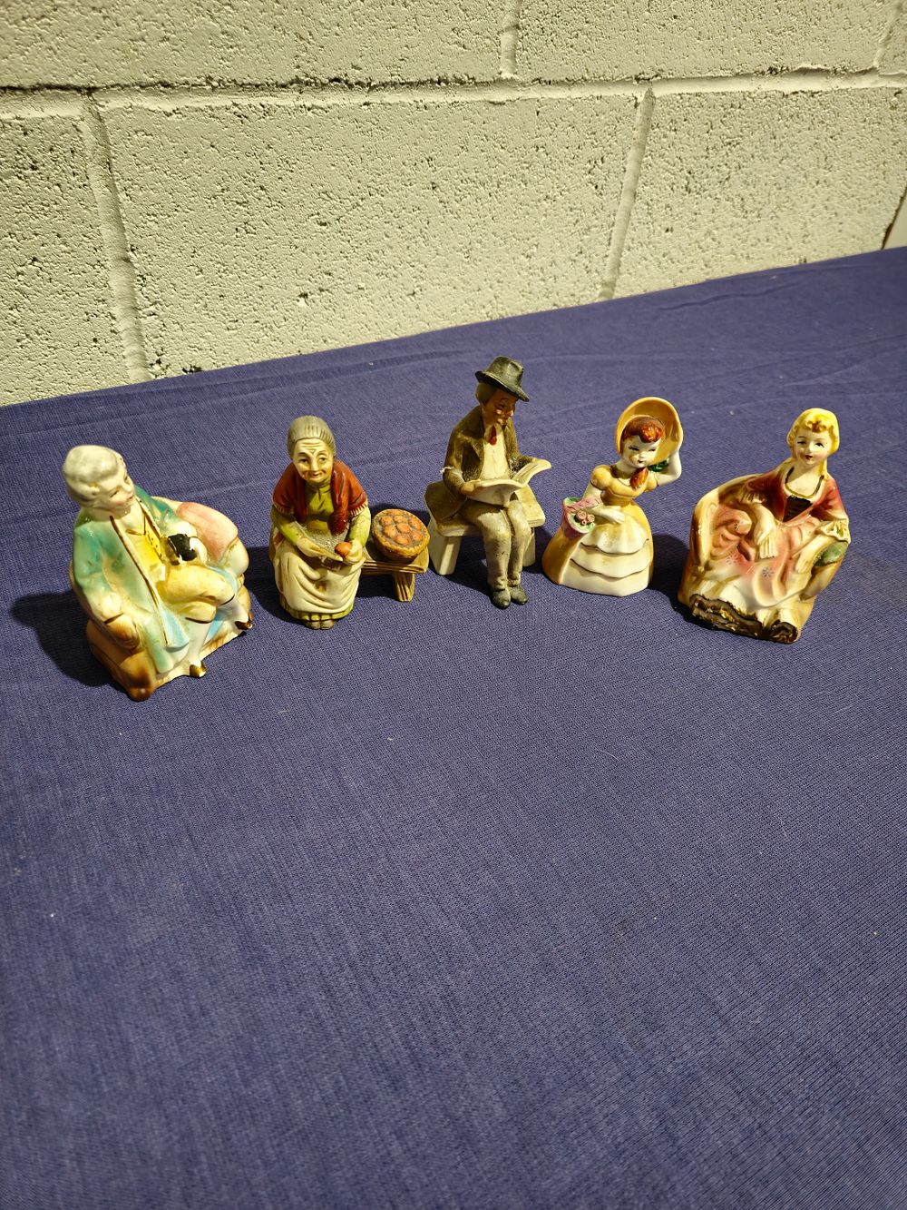 Lot 237: 5 x various pottery figurines