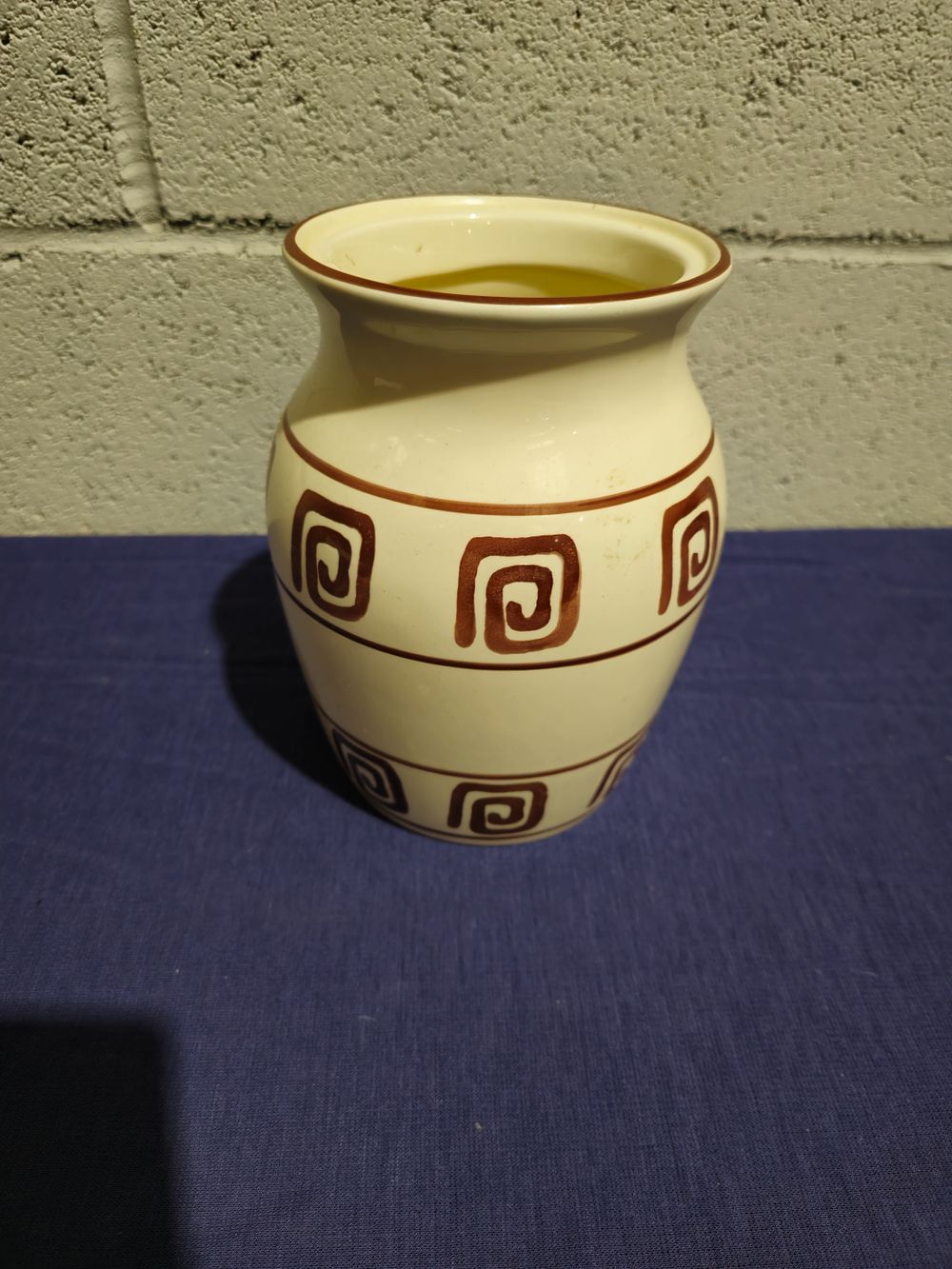 Lot 238: 1 x large pottery vase