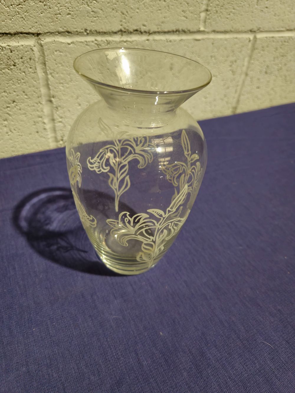 Lot 241: 1 x etched glass vase