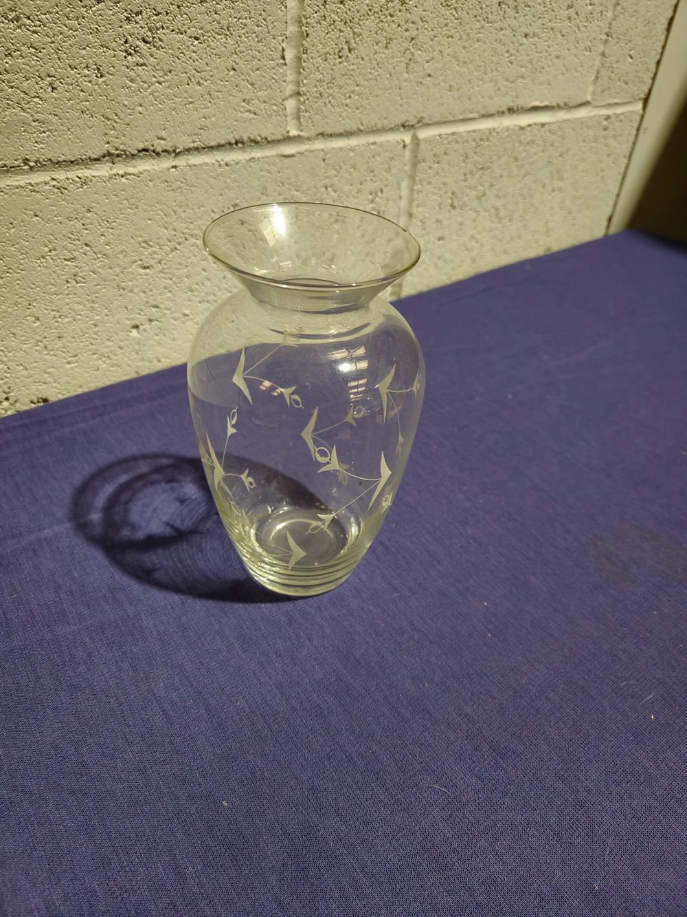 Lot 242: 1 x etched glass vase