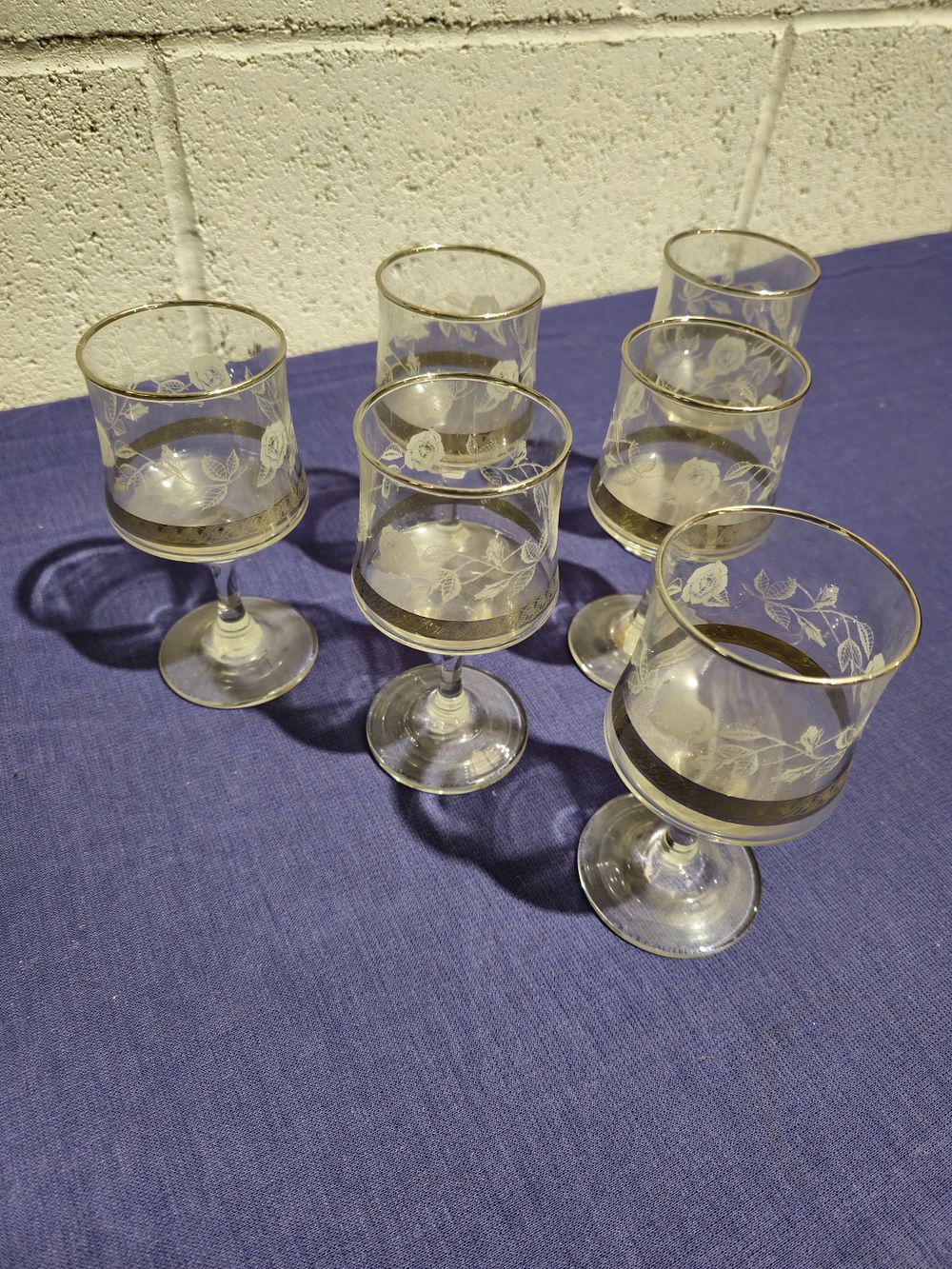 Lot 243: 6 x rose etched wine glassses