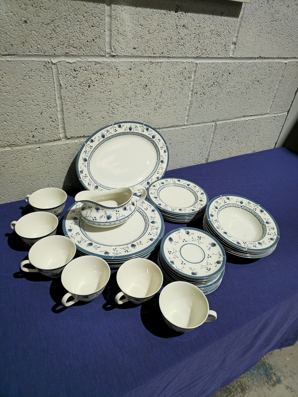Lot 244: royal doulton cambridge pattern dinner service set