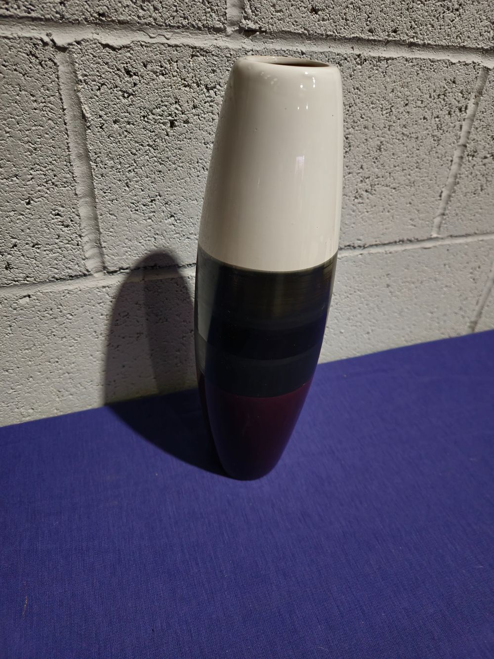 Lot 246: 1 x large ottery vase maroon and black design