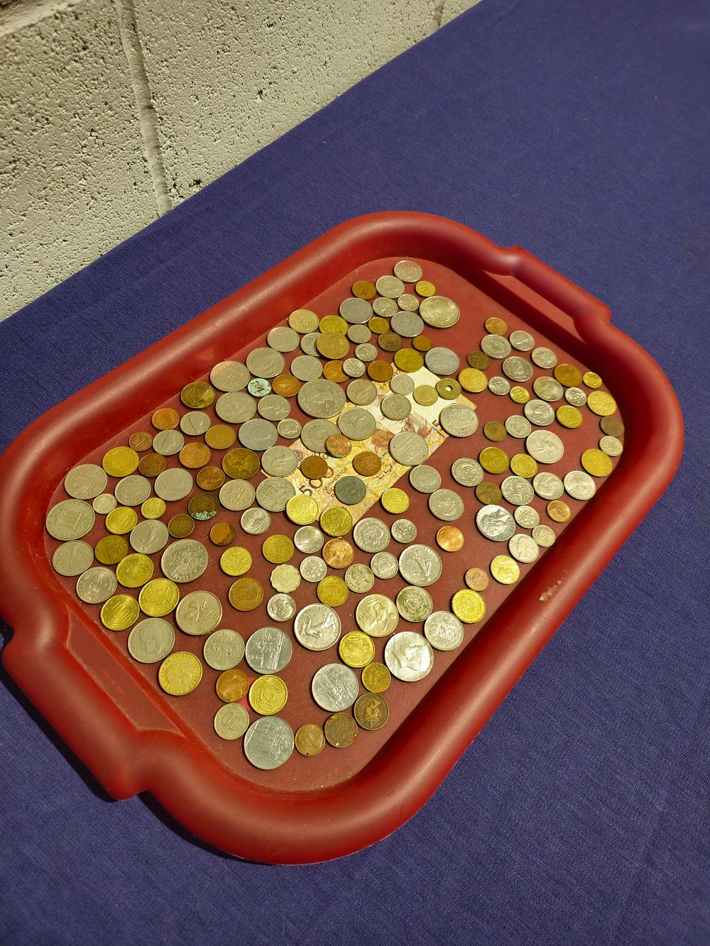 Lot 252: 1 x tray containing forign coins etc