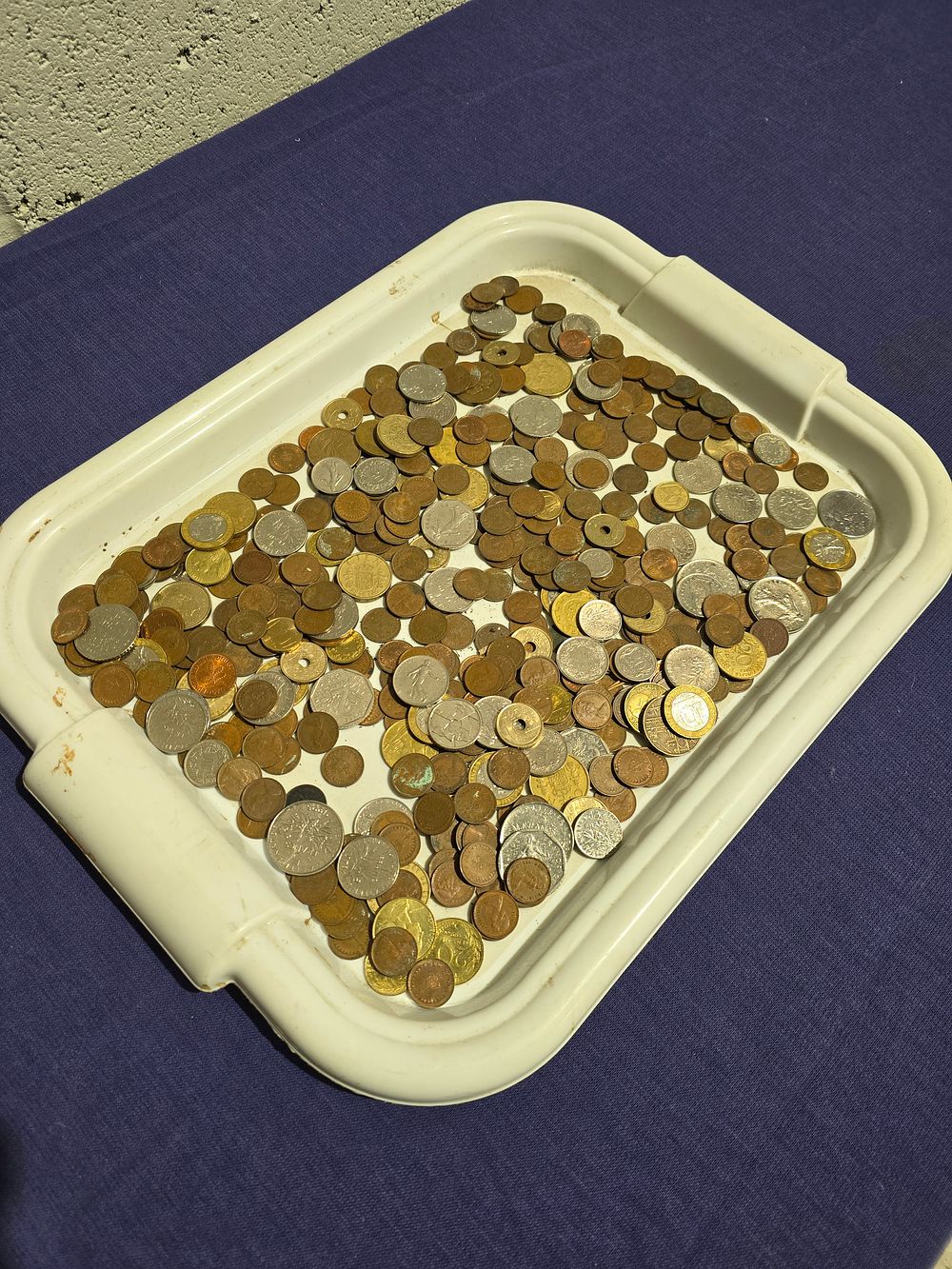 Lot 254: 1 x tray containing foreign coinage