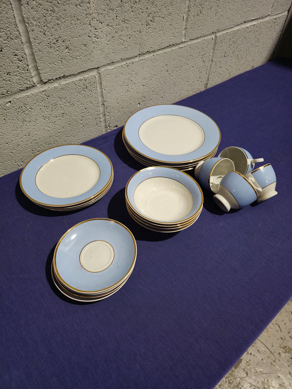 Lot 257: doulton blue and gold pattern dinner service set