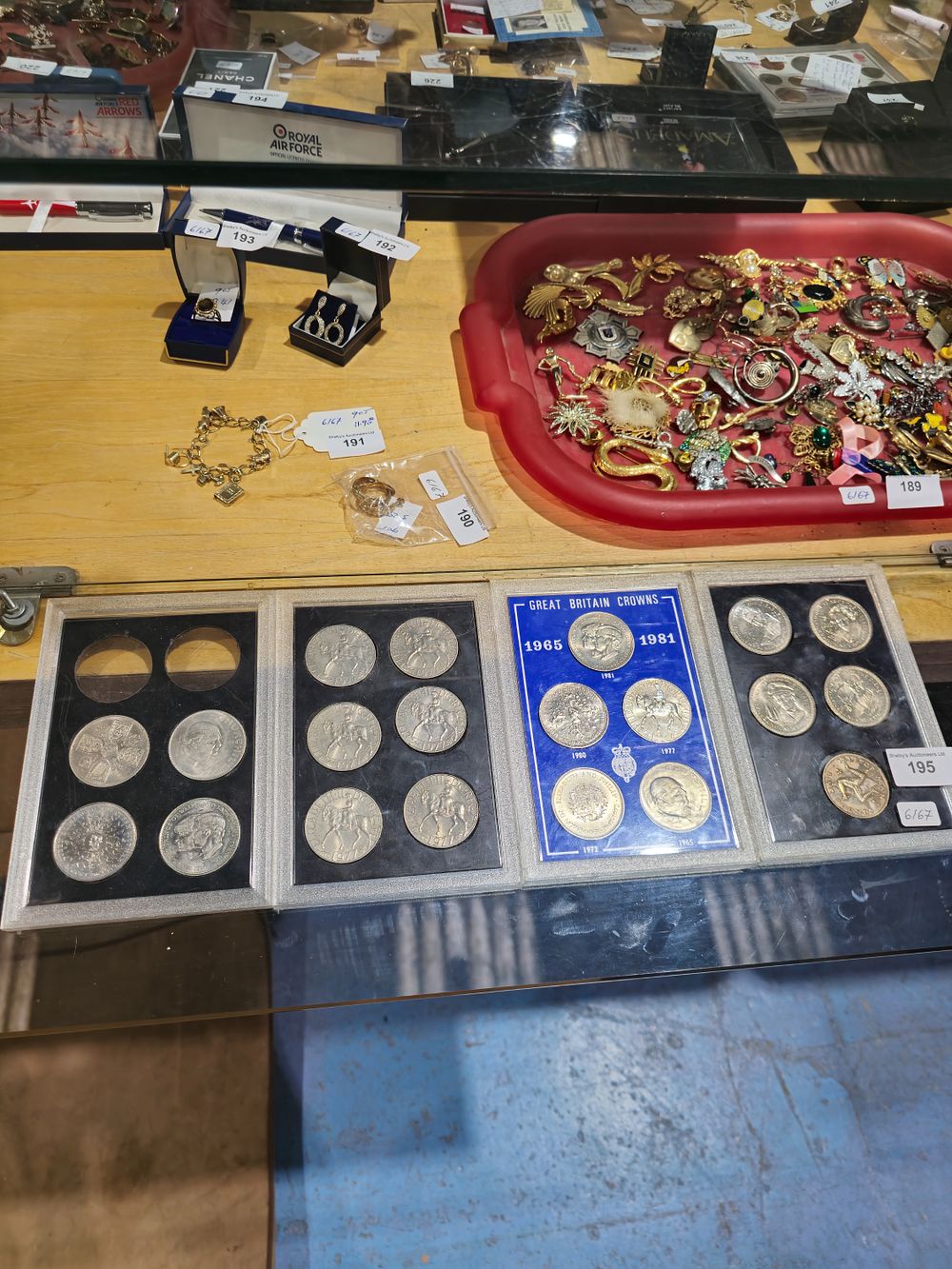 Lot 195: 6 x 1977 crowns with isle of man silver proof 35 4 x other crowns