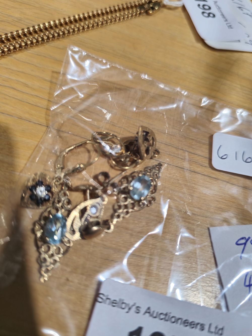 Lot 197: 3 x various pairs of 9ct gold inset earrings 4.28 gram