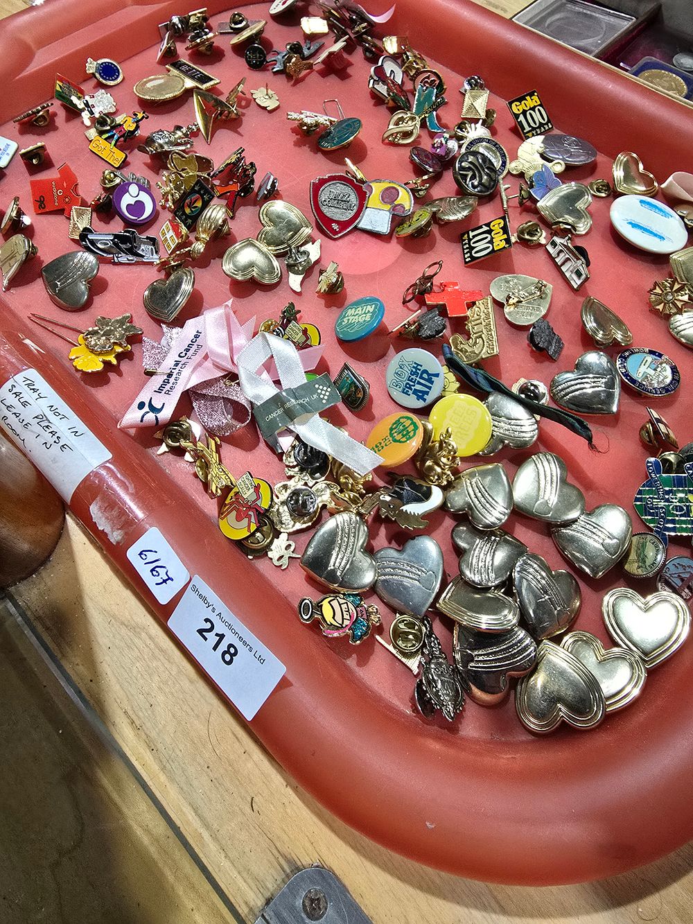 Lot 218: 1 x tray containing various brooches and pin badges
