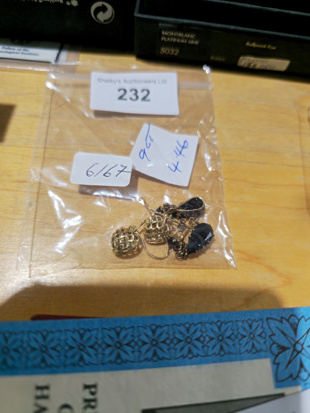 Lot 232: 2 x pairs of 9ct gold earrings 1 inset with garnet 4.46 gram