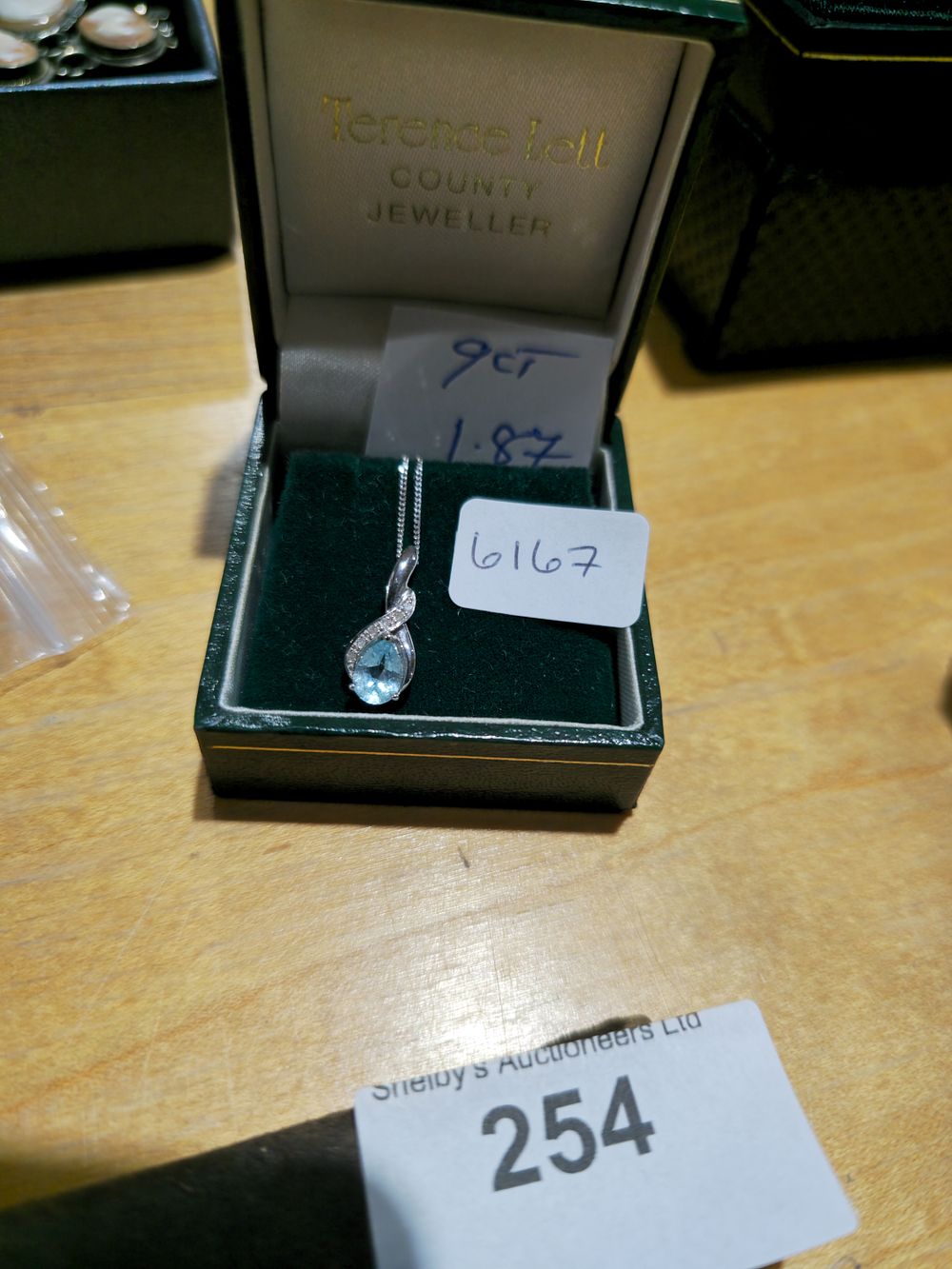 Lot 252: 9ct gold necklace with inset 9ct gold pendant 1.87 gram