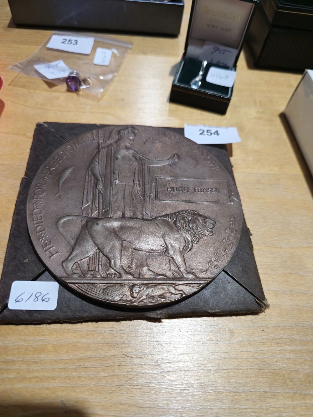 Lot 254: 1 x ww1 death plaque hugh fraser 1 of 19 issued to hugh fraser no other information