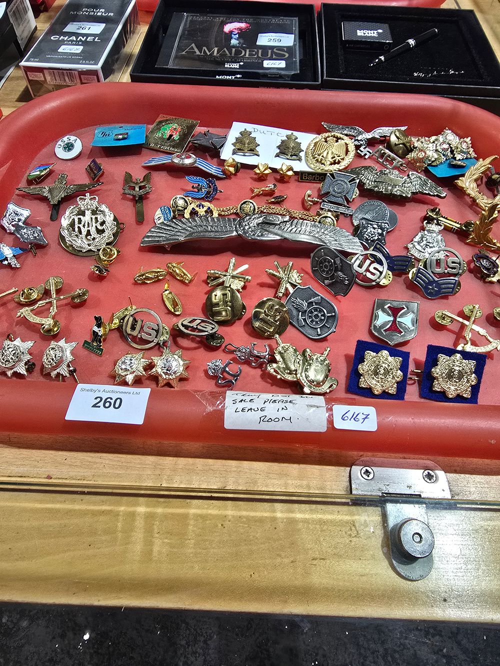 Lot 260: tray containing various military cap badges buttons etc