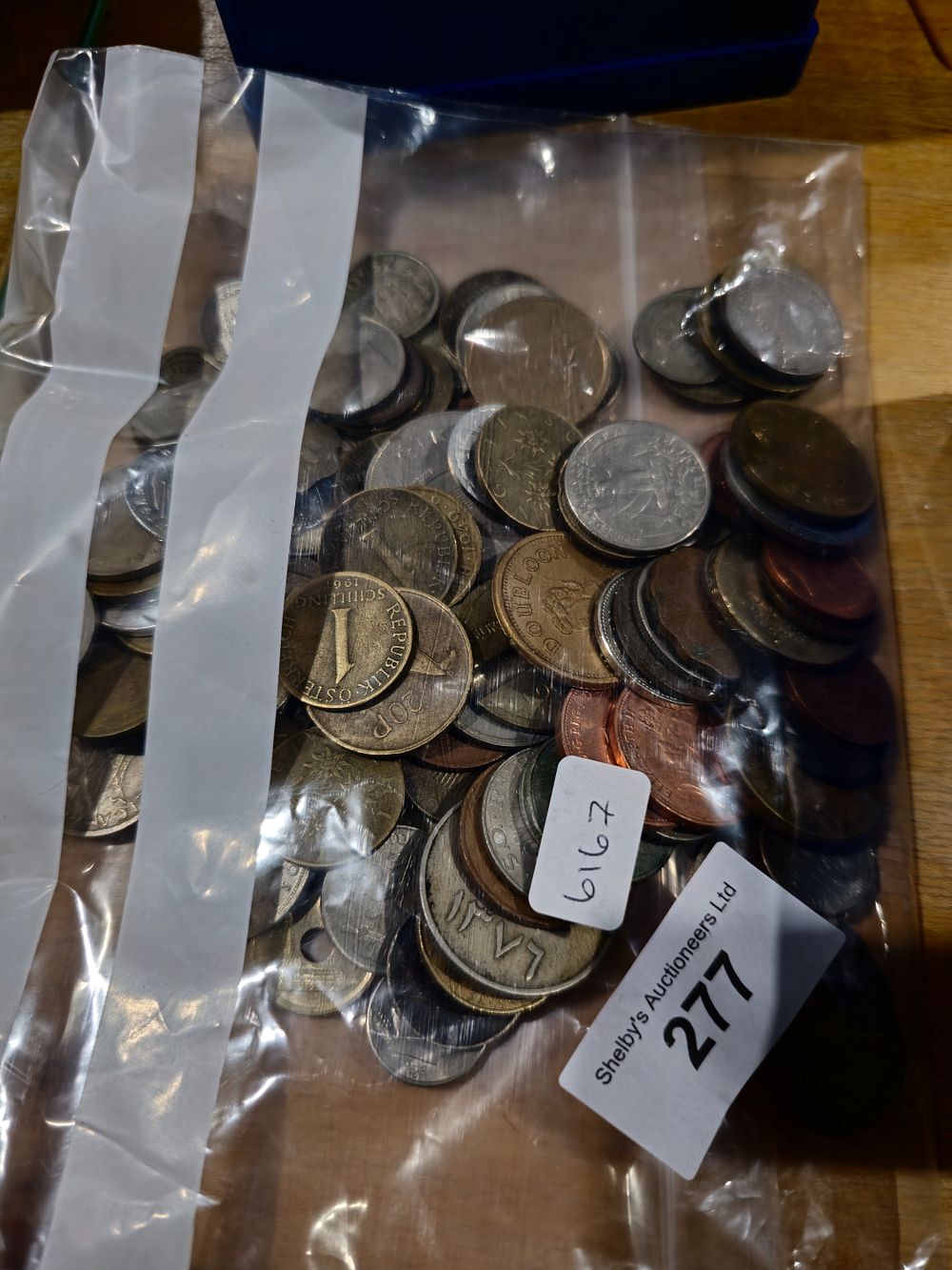 Lot 277: 1 x bag of foreighn coins including irish coins