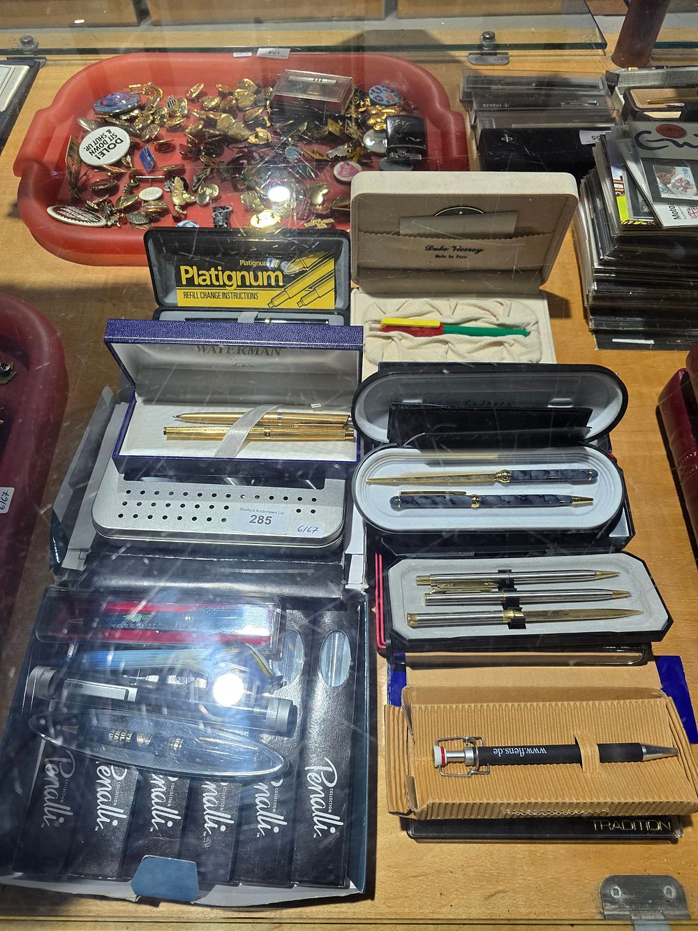 Lot 285: large amount of various pens