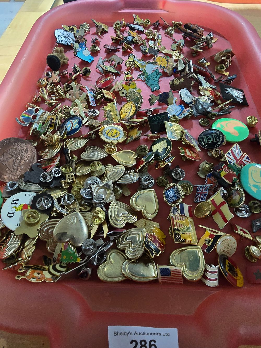 Lot 286: 1x tray containing various pin badges etc