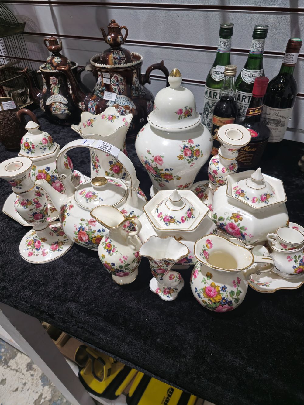 Lot 404: large amount of fenton china pottery items
