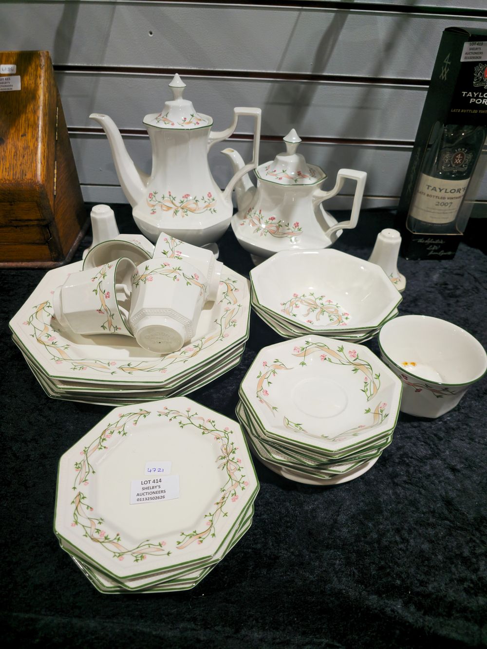 Lot 414: large amount of eternal bow dinner and tea set items