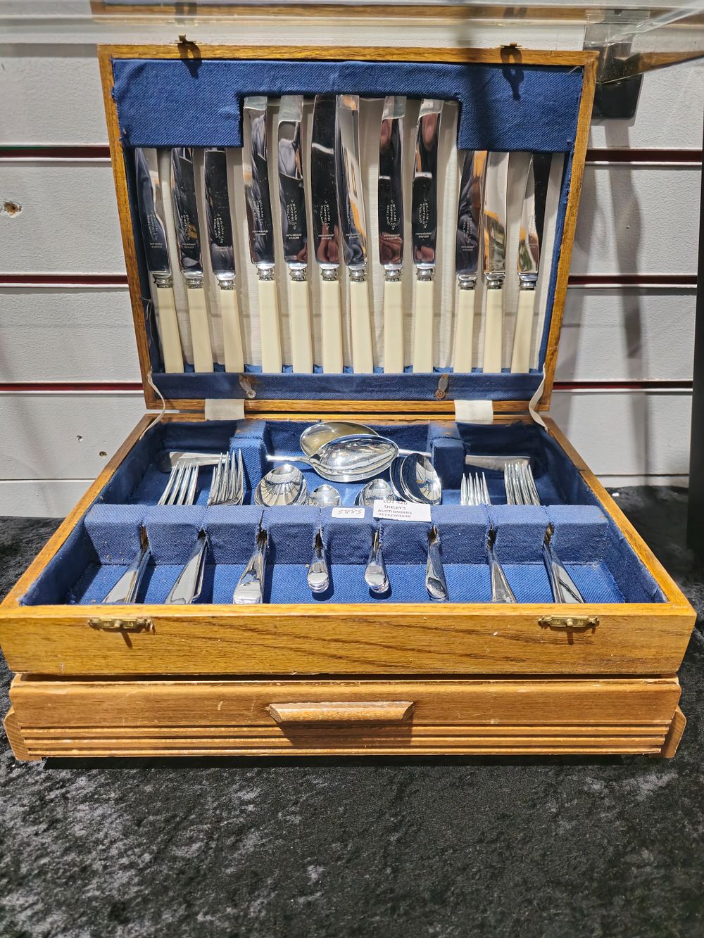 Lot 426: 1 x cutlery canteen with cutlery and 1 empty cutlery canteen