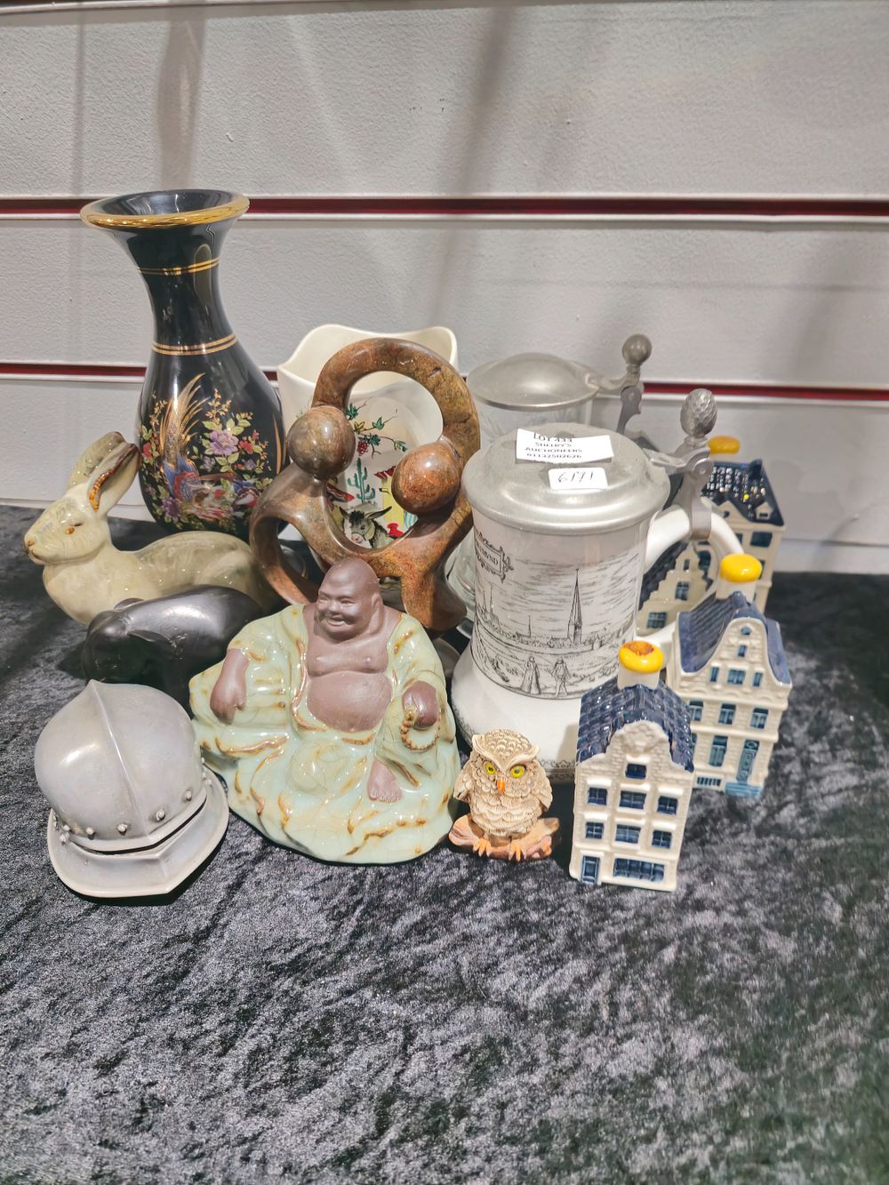 Lot 433: selection of various pottery ware