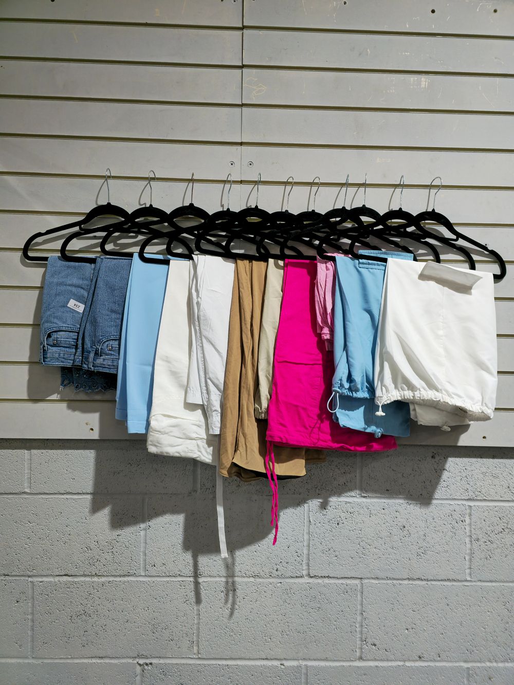 Lot 234: 10 x various pairs of ladies trousers and jens size 16