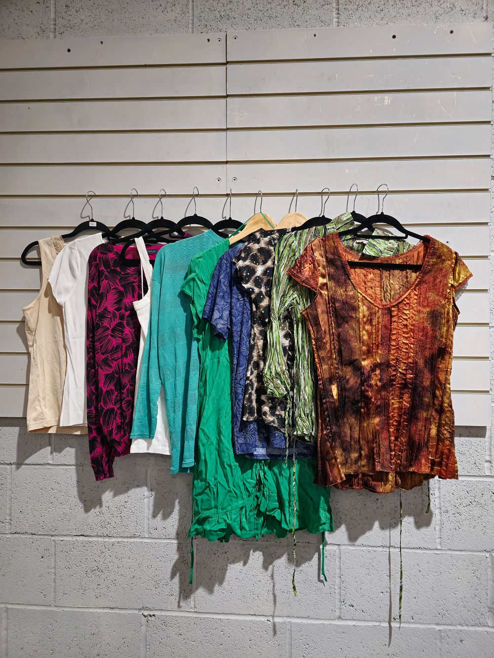 Lot 242: 10 various ladies tops size 16