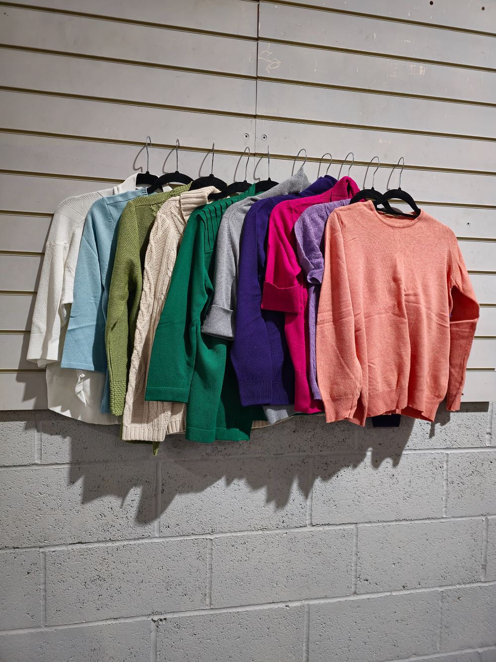 Lot 252: 10 various ladies tops sizes are mixed