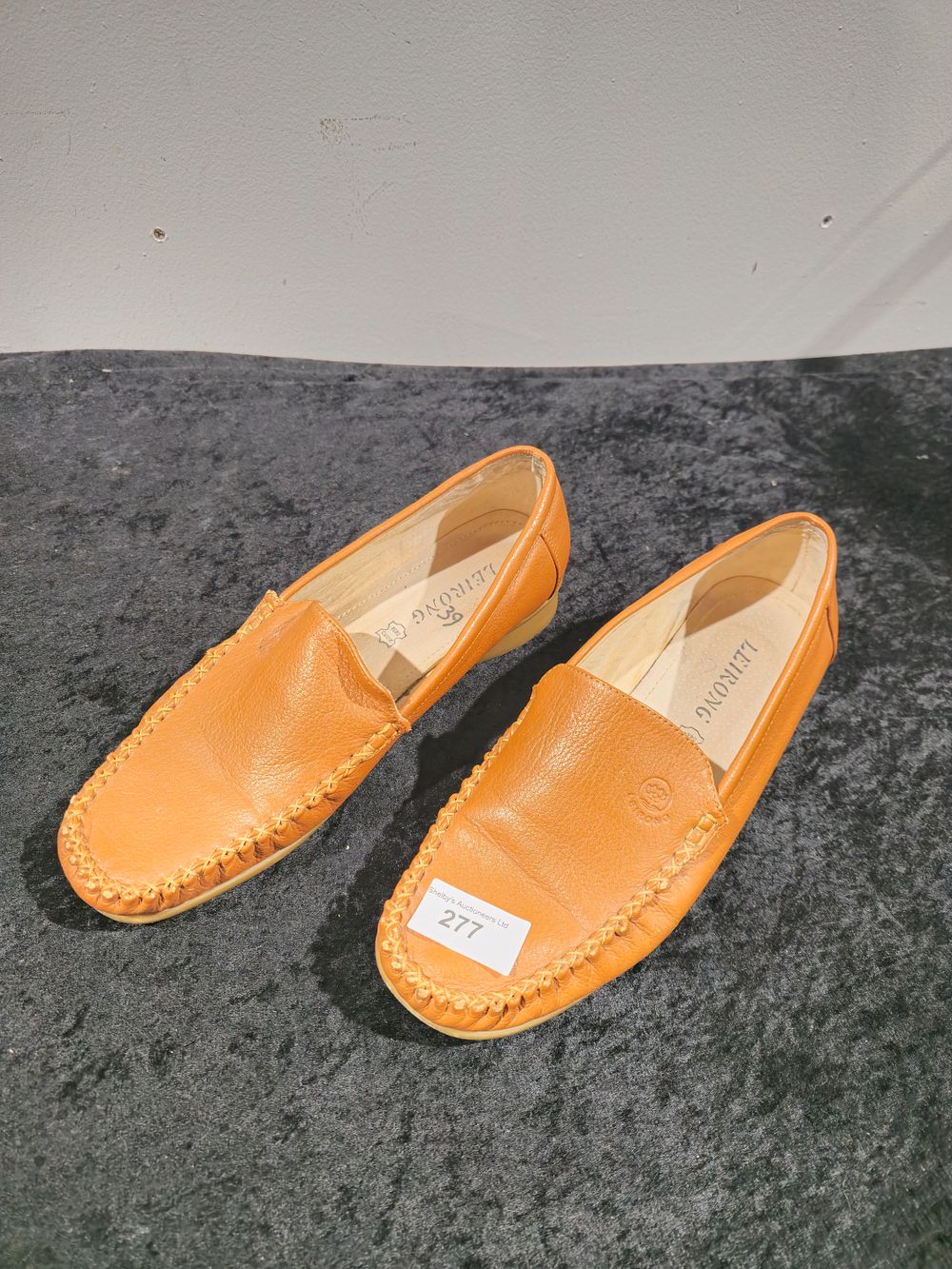 Lot 277: pair of leirong leather lofa shoes size 39