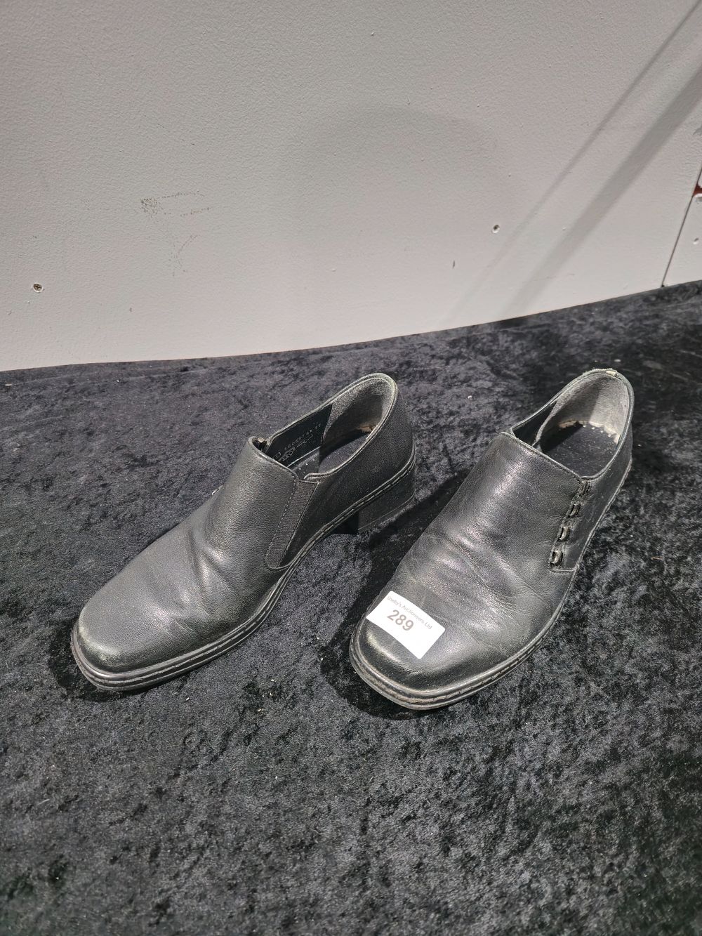 Lot 289: pair of black leather ladies gabor size 4 shoes