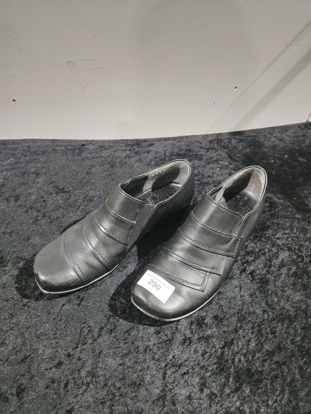 Lot 290: pair of ladies black leather gabor size 3 1/2 shoes
