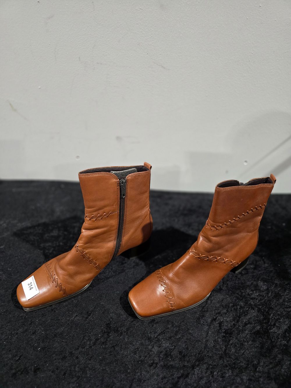Lot 314: pir of ladies gabor leather heeled boots size 5
